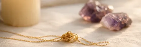 Collier qui s'emmêle : signification spirituelle 📿