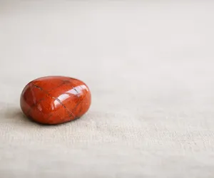 Vertus et propriétés du jaspe rouge, la pierre de fertilité