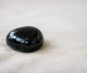 L'obsidienne : la pierre noire pleine d'énergie