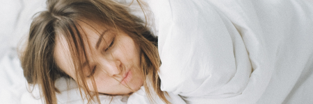 Couverture lestée : pourquoi elle nous aide à mieux dormir ?